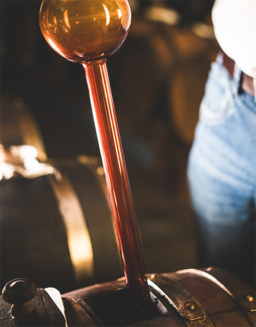 aceto balsamico tradizionale di modena - maestro acetaio al lavoro